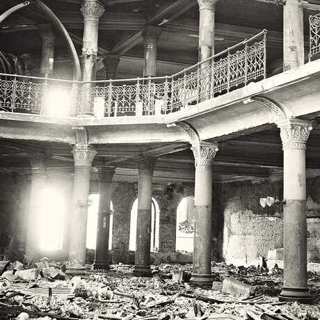 Black and white photo of the interior of the Cal Academy destroyed after the 1906 earthquake